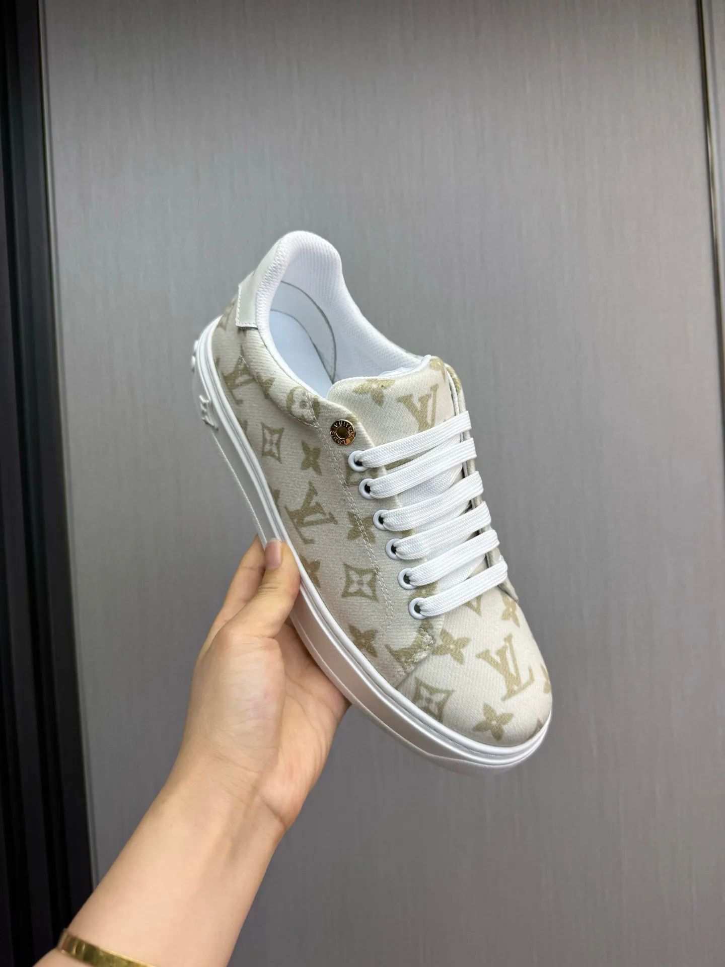 Factory price: 520💰LOUIS VUITTON [Louis VUITTON] The new trendy Lv is on the market🎁, casual and fashionable men's shoes👟The upper is made of imported original fabric + cowhide mesh lining, the original wear-resistant rubber outsole, the version is simple and elegant, exclusive for trendy men. Code number: 38-44, customized 45, 46
